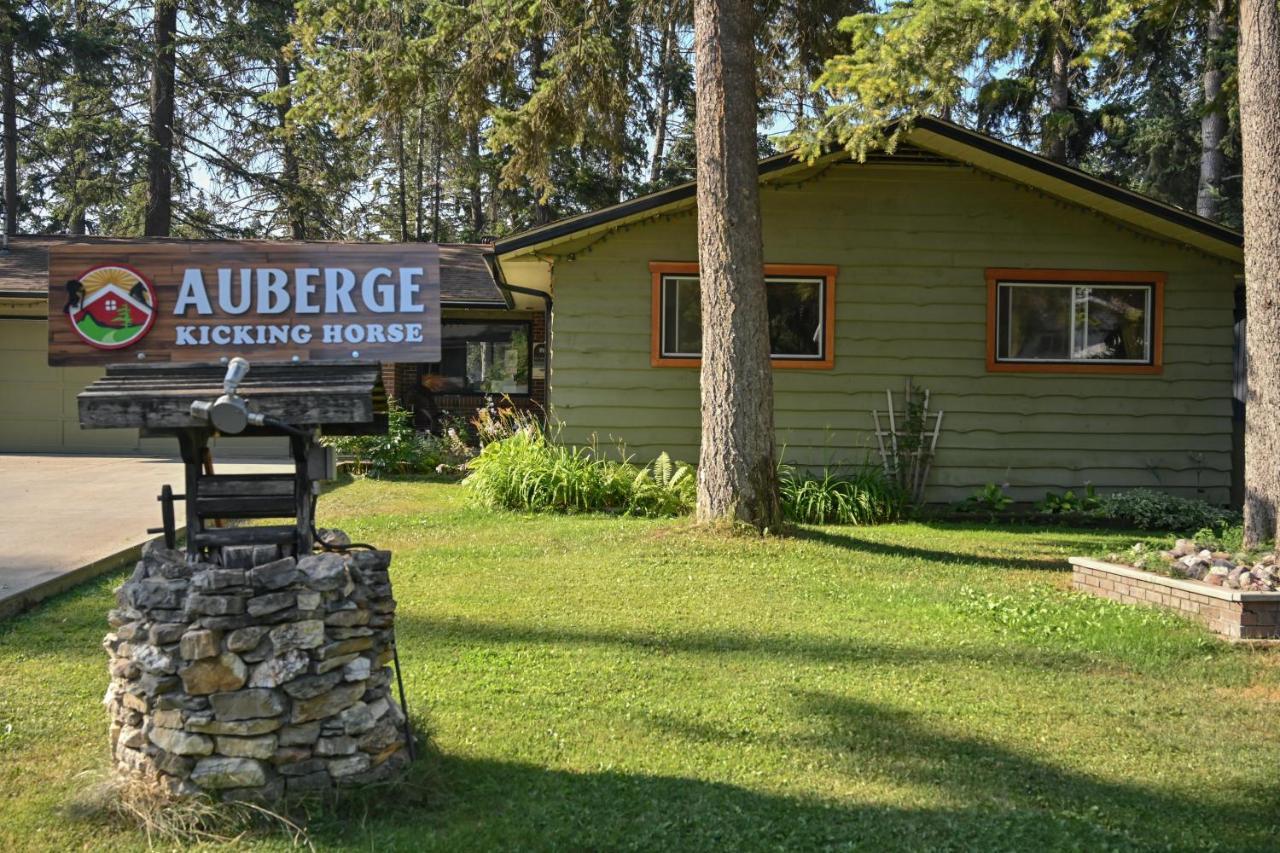 Auberge Kicking Horse Guest House Golden Exterior foto